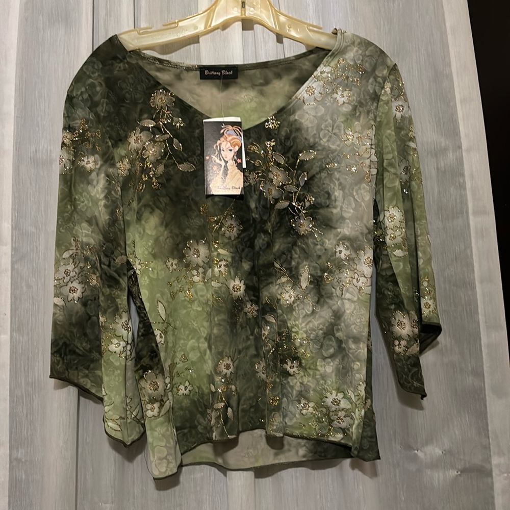 NWT Women’s Medium, shades of green with stems and flowers enhanced by gold trim